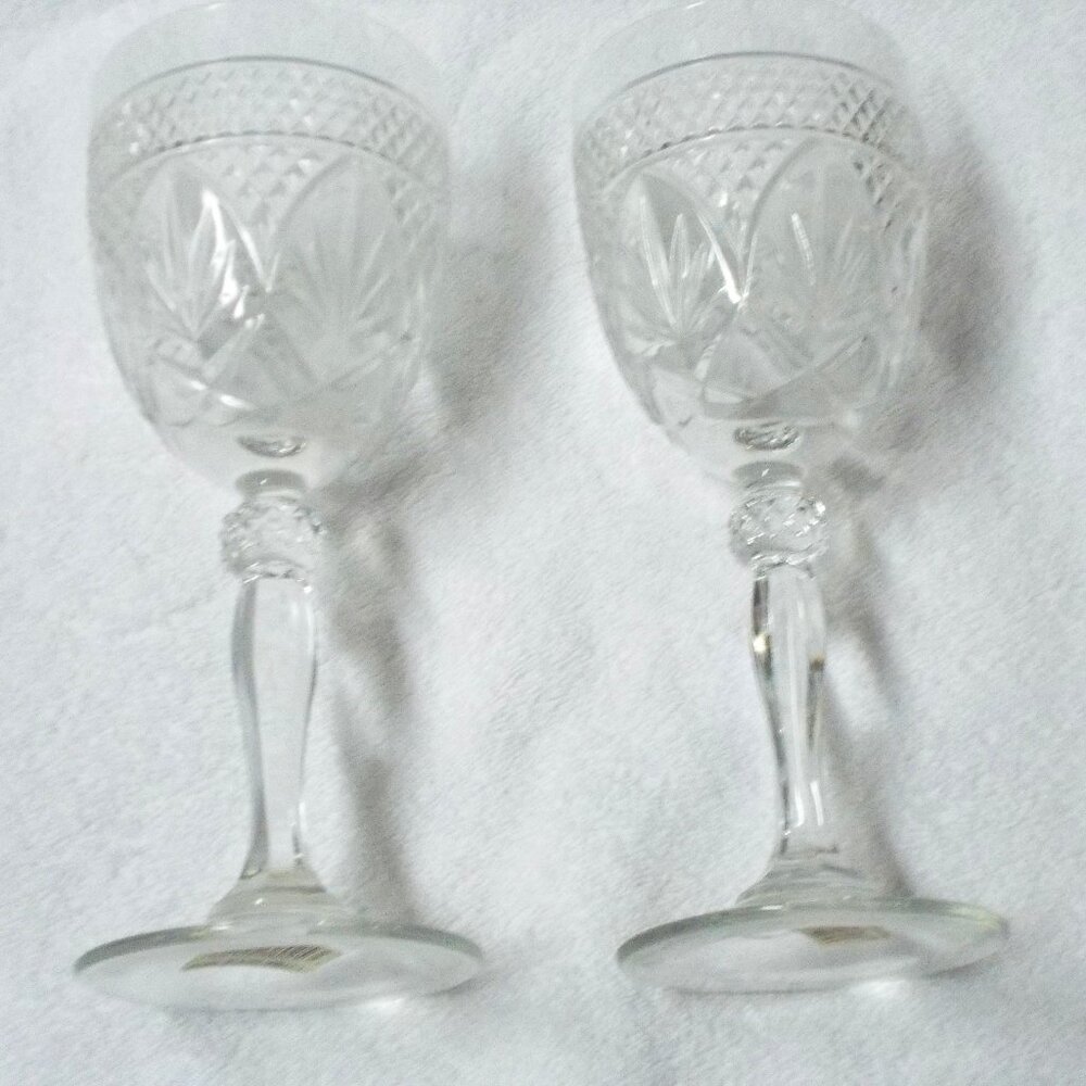 NWOT Set of 2 glass patterned goblets